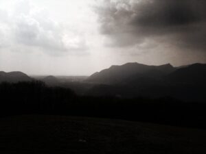 Ein Sturm zieht auf. Anker werfen für Stabilität und Fokus.