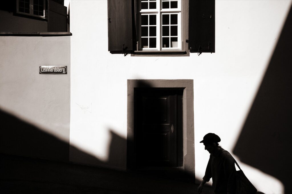 Runter vom Gedanken-Karussell: Silhouette einer Frau vor interessanten Schatten